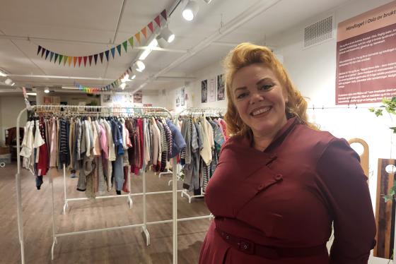 Guri Hummelsund, produksjonssjef i Nydalen Fabrikker AS, avbildet i sin pop-up-butikk i Torgbygget p&aring; Nydalen.