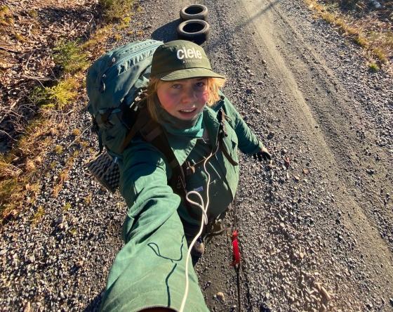 Guro Sandvin Groven p&aring; en landevei.