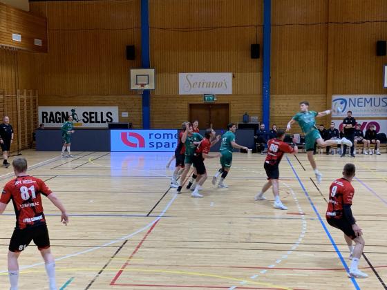 Gutt skyter p&aring; m&aring;l i h&aring;ndball. 