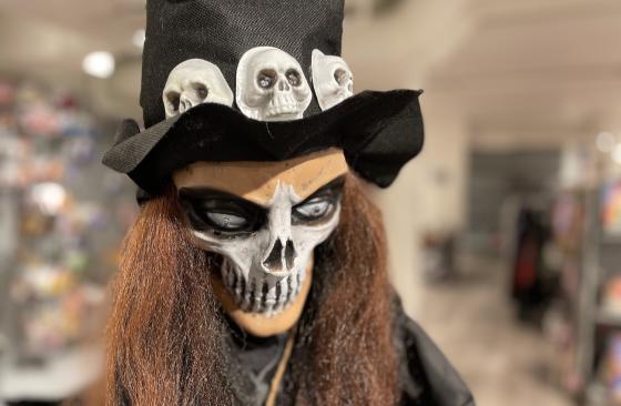 En skummel maske p&aring; utstilling i en kostymebutikk.