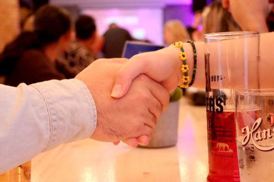 En mannlig h&aring;nd og en kvinnelig h&aring;nd hilser 