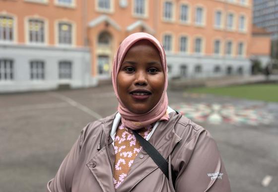 Portrettbilde av Hanna Adillahi, som er p&aring; vei inn i et valglokale. 