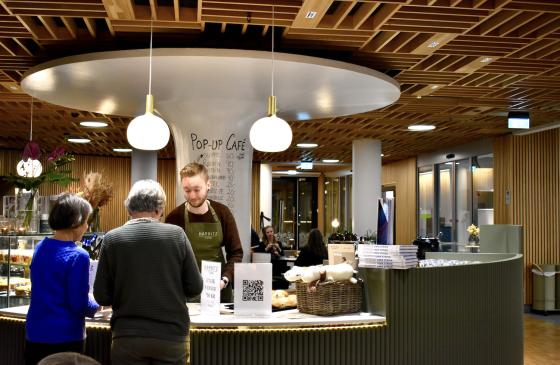 P&aring; Harbitz Torg har det &aring;pnet et Pop-Up-strikkecaf&eacute;, som holder &aring;pent hver onsdag frem til jul. Bilde: April Lin Flage