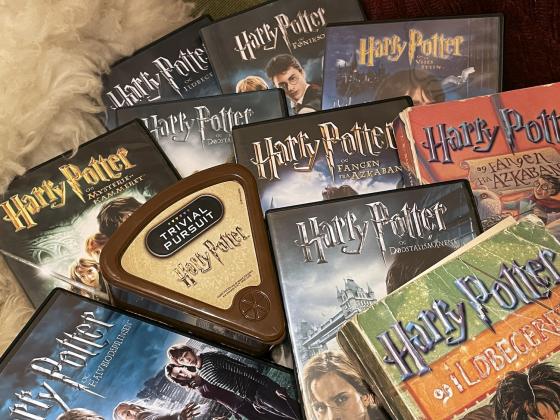 Bilde av mange Harry Potter-filmer og b&oslash;ker. 