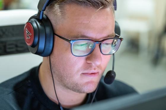 Nygaard sitter foran datamaskinen sin og spiller Counter-Strike.