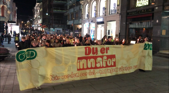 Ungdommer som g&aring;r i fakkeltog