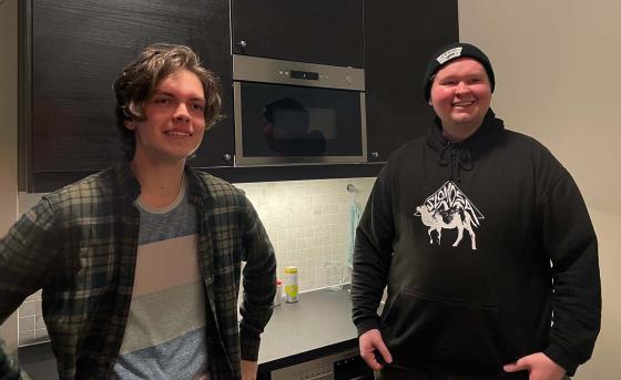 Henrik og Kristoffer st&aring;r p&aring; kj&oslash;kkenet sitt