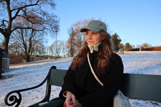 Herborg Skar sitter p&aring; en benk p&aring; St. Hanshaugen om vinteren