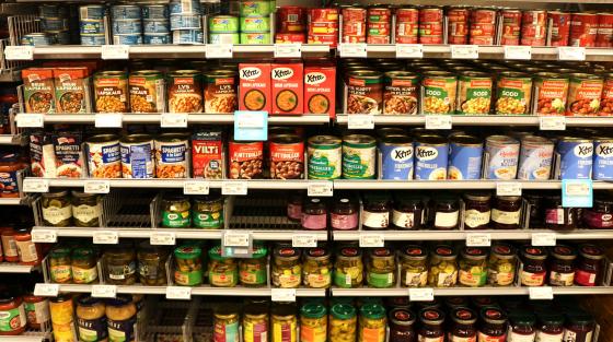 Hermetikkbokser som st&aring;r i en hylle 