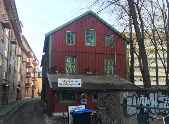 Hjelms gate 5 er et r&oslash;dt hus med gr&oslash;nne karmer