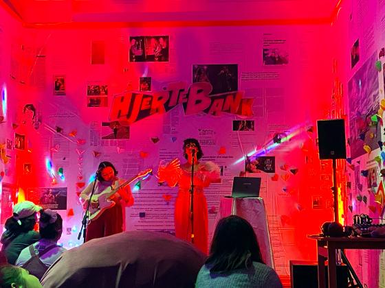 Pop duoen filthy burger girl som st&aring;r p&aring; scenen og fremf&oslash;rer i utstillingen Hjertebank. 