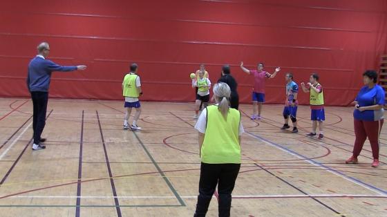 Trener Stian Jonson instruerer spillerne p&aring; Kolbotn IL - HC