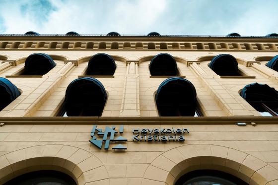 Bildet viser utsiden av h&oslash;yskolen kristiania