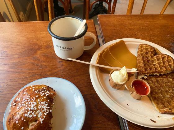 H&oslash;nse-Lovisas hus selger vafler og kakao. 