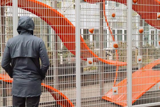 Case st&aring;r med ryggen til kamera for &aring; holde seg anonym