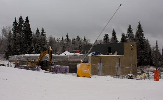 Et h&oslash;ydebasseng for vann blir bygget rett ved en slal&aring;ml&oslash;ype.