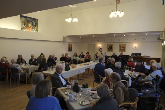 Oversiktsbilde av alle som har m&oslash;tt opp p&aring; hyggetreffet