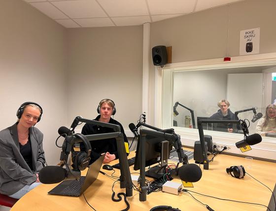  Ella Bakken Mohn, Brede Bremnes, Aina Brunborg Ihle og Matias N&aelig;ss Lysholm sitter i studio