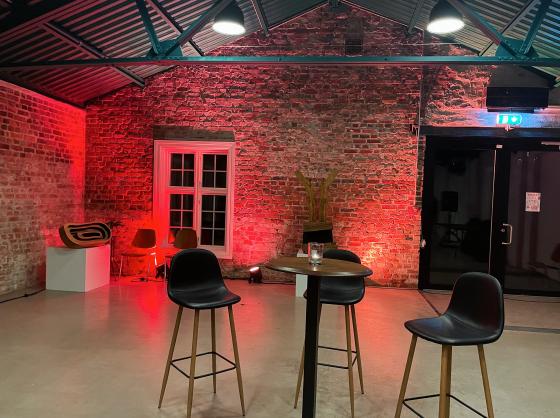 Tre barstoler rundt et bord p&aring; Kruttverket i Oslo