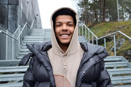 Patrick Makosir smiler foran Oslomet p&aring; Holmlia 