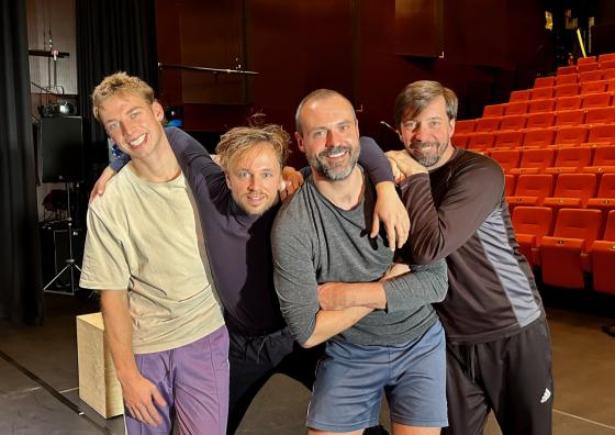De fire skuespillerne som skal opptre forestillingen med navn "Underveis" p&aring; Rommen scene.
