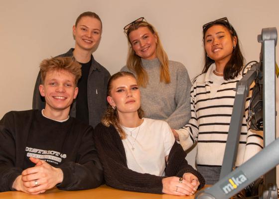 Et gruppebilde med Mikkel (venstre), Mari, Kaja, Selma og Lisa (h&oslash;yre)