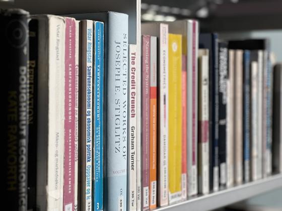 B&oslash;ker i en hylle p&aring; biblioteket p&aring; OsloMet
