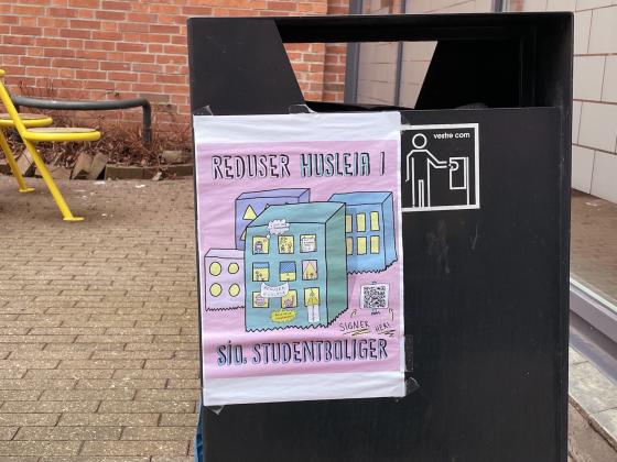 En rosa plakat p&aring; en s&oslash;ppelkasse, som er hengt opp av gruppen Reduser husleia.