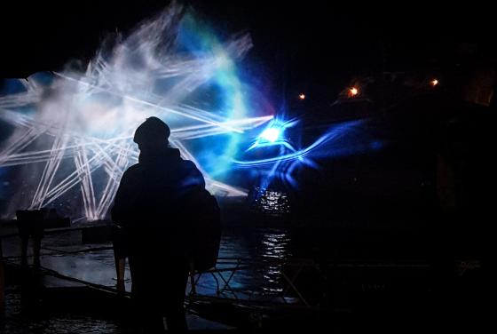 Bildet viser et lyskunstverk som best&aring;r av mange sekskanter som sammen utgj&oslash;r en firgur, som beveger seg og endrer seg 