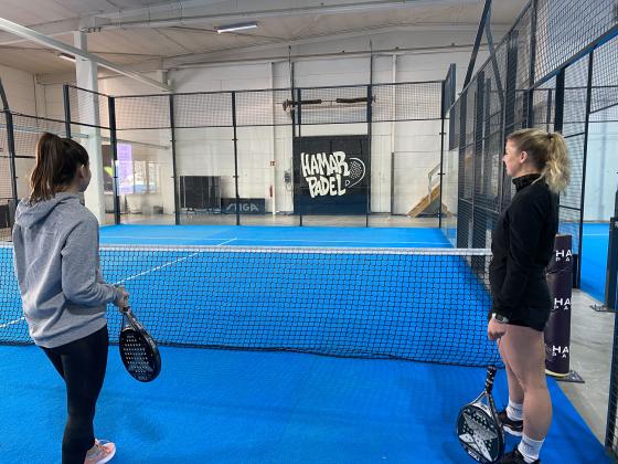 Bilde inne p&aring; Hamar Padel. To jenter er ute p&aring; banen. 