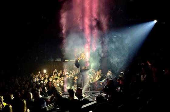 Isah synger p&aring; scenen i operahuset