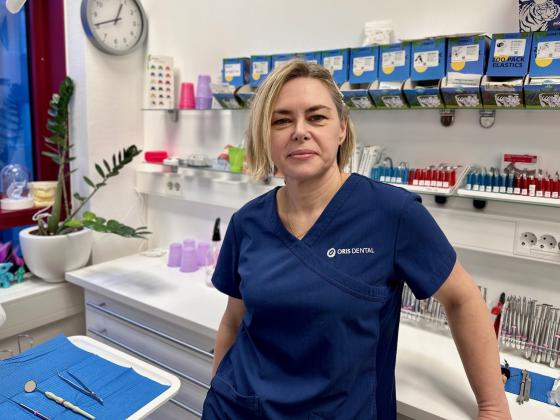 Tanya Franzen st&aring;r foran tannlegestolen.