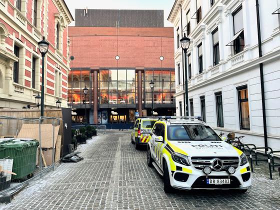 To politibiler st&aring;r utenfor hovedinngangen til Equinor-konferansen.