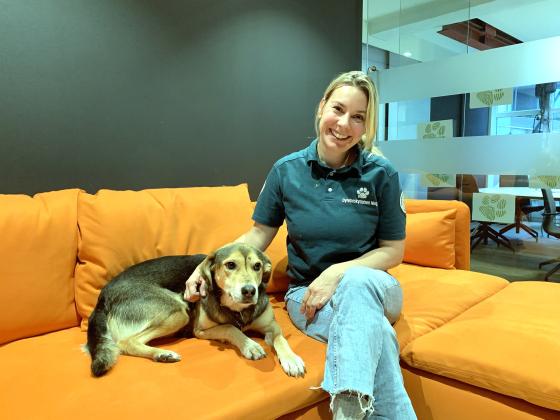 Bilde av veterin&aelig;r Caroline Holtet med hund Alba