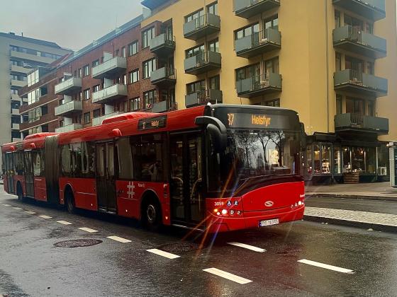 Ruterbuss kj&oslash;rer p&aring; veien