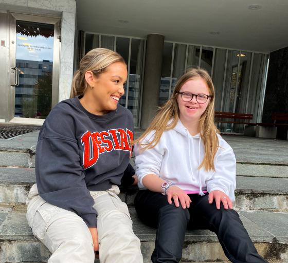 Selene og Angelika sitter p&aring; trappa utenfor nrk.