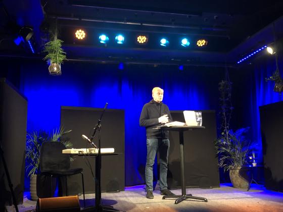 Finn Sk&aring;rderud p&aring; scenen