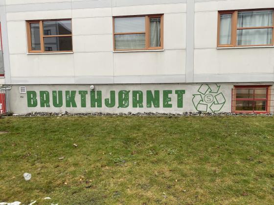 Bilde av en vegg der det st&aring;r brukhj&oslash;rnet