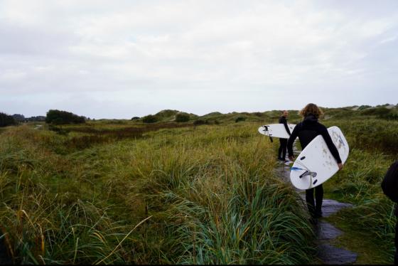 Mikael (20) og Lars (22) er p&aring; vei til stranden med surfebrettene sine.