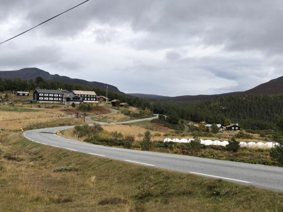 Oversiktsbilde som viser Hinds&aelig;ter og deler av Valdresflya