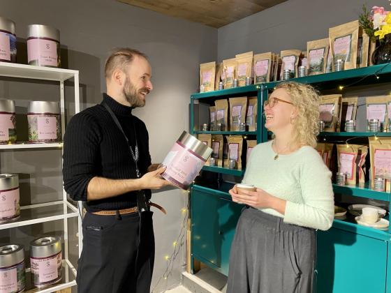 Medgrunnlegger og deltidsansatt p&aring; Spill the Tea lukter p&aring; teen. 