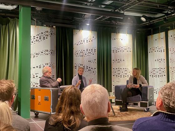 Mich&egrave;le Griffin og Richard Gowan fra FN sitter og snakker om ulike utfordringer i systemet.