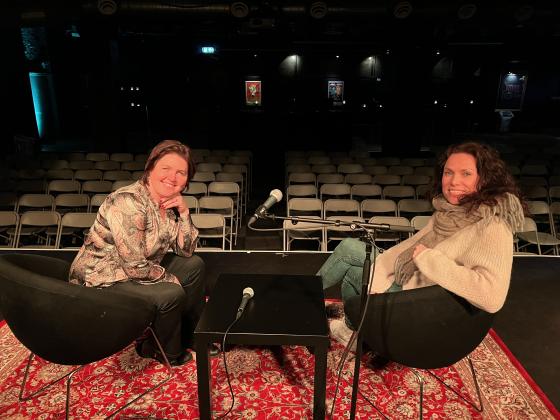 Her sitter Dora Thorhallsdottir og Kjersti Idem p&aring; scenen hvor de snart skal opptre live p&aring; Rockefeller i Oslo.