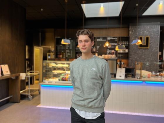 Her st&aring;r Mathias Emanuelsen &Oslash;rebek p&aring; Union, Blindern. Han er i ferd med &aring; gj&oslash;re seg klar f&oslash;r arrangementet begynner.