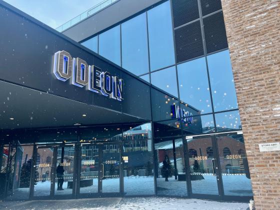 Bilde av en kino og skiltet uten foran kinoen hvor det st&aring;r ODEON 