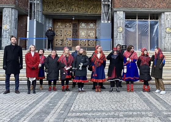 ordf&oslash;rer i oslo og samisk folk utenfor r&aring;dhuset.