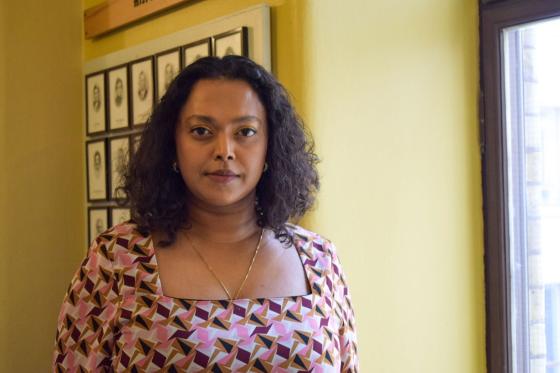 Et portrettbilde av ung dame ikledd rosa, m&oslash;nstrete topp. N&aelig;rbilde av stortingsrepresentant Kamzy Gunaratnam. 