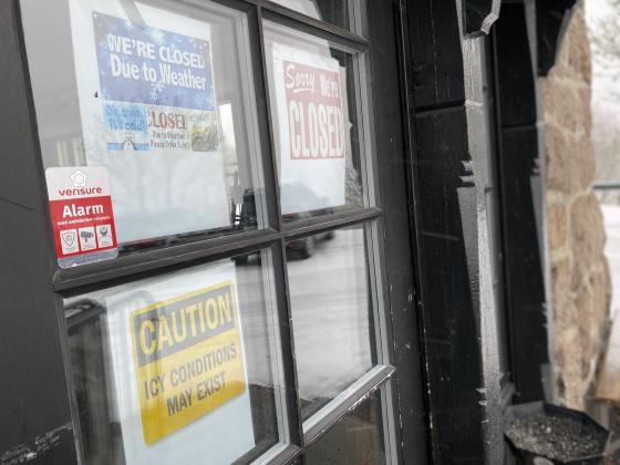 D&oslash;r med skilt hvor det st&aring;r at det er stengt. 