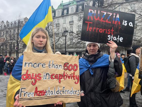 To kvinner demonstrerer. De er fra Ukraina og har demonstrerende skilt i hendene 