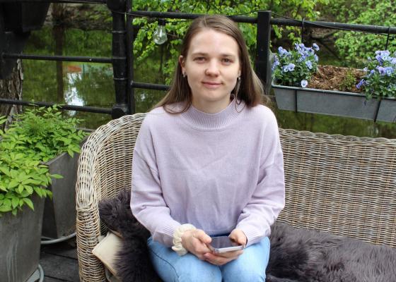 Portrett av Petra Koudelkov&aacute;, en smilende tsjekkisk dame